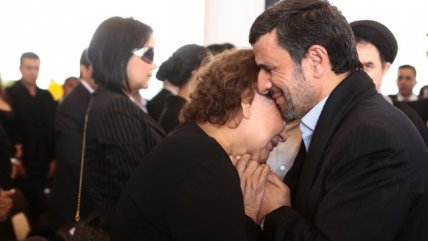 La foto de Ahmadineyad y la madre de Chávez que causa polémica en Irán