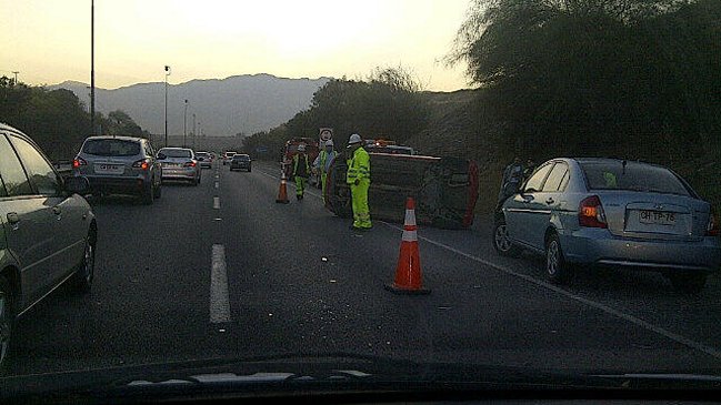 Volcamiento provocó gran congestión en Autopista del Sol