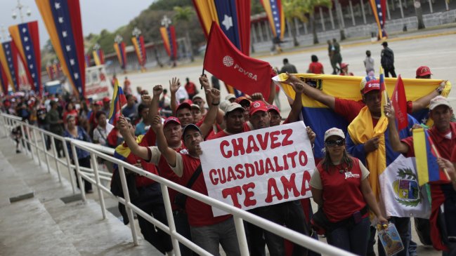 Venezolanos continúan realizando largas filas para ver el cuerpo de Chávez