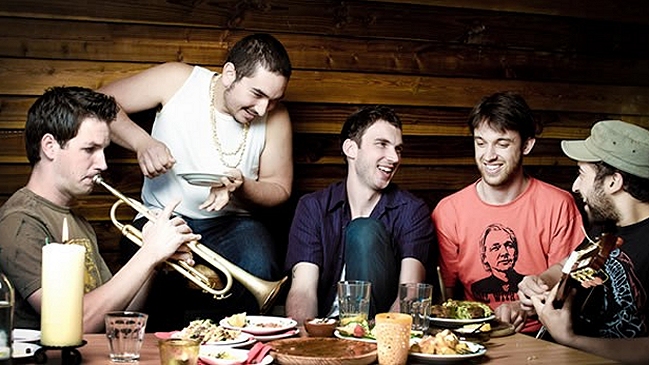 Grupo multinacional TenTemPiés liderado por chileno confirmó gira por el país