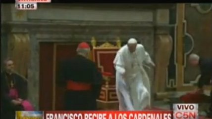   El papa Francisco tropezó y estuvo a punto de caer 