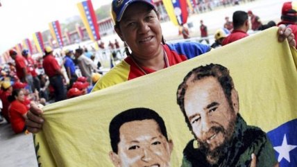   Venezolanos se concentran para presenciar el traslado del féretro de Chávez 