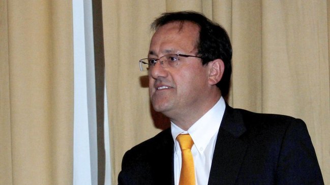 Diputados opositores discutirán este martes si acusan a Harald Beyer