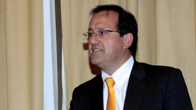 Oposición presentará acusación constitucional contra Beyer