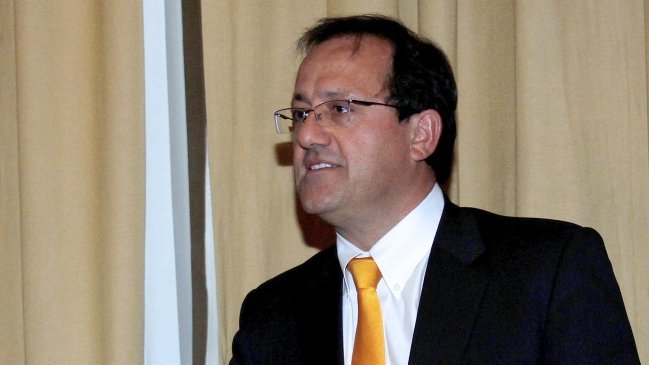 Oposición presentará acusación constitucional contra Beyer