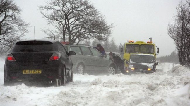 Fuertes nevadas en el Reino Unido causan problemas de transporte