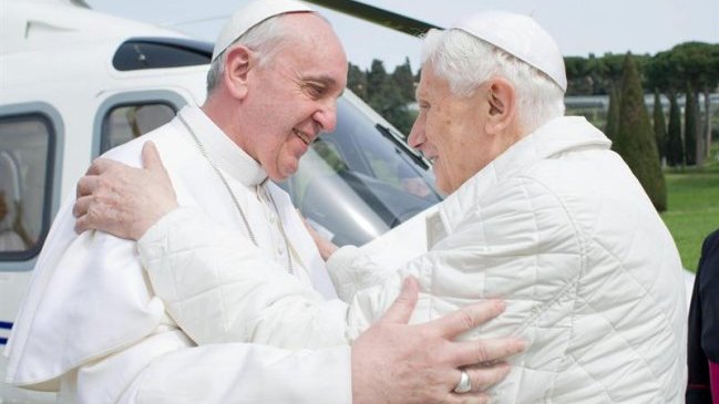 Papa Francisco y Benedicto XVI rezaron juntos en histórico encuentro