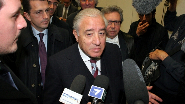 Condenan a histórico colaborador de Berlusconi por vínculo con la mafia