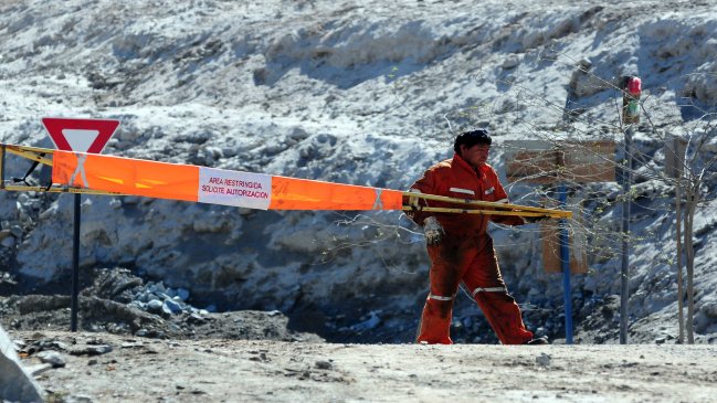 Continúan las labores para rescatar a minero que lleva 40 horas atrapado