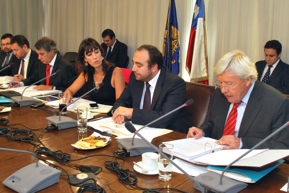 Comisión analiza acusación constitucional a Beyer