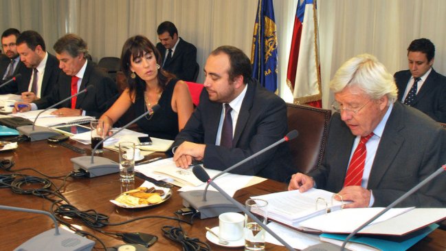 Comisión analiza acusación constitucional a Beyer