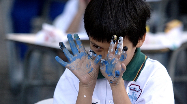 Niños que ven más de tres horas de TV al día son más propensos a problemas conducta