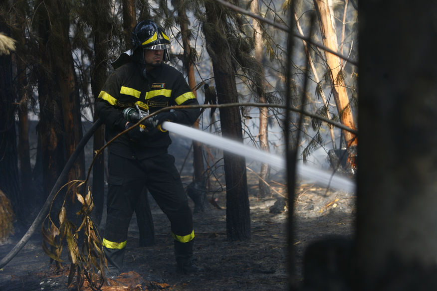 Se mantiene alerta roja por incendio forestal en Hijuelas