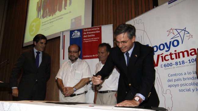 Gobierno y Movilh firmaron convenio contra violencia por orientación sexual