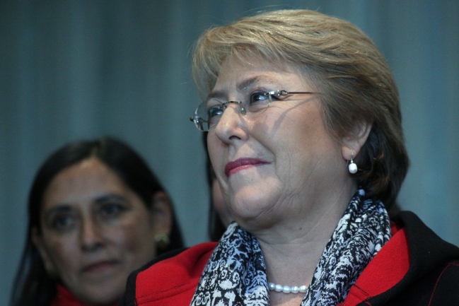 Las versiones encontradas del presunto incidente en retorno de Bachelet