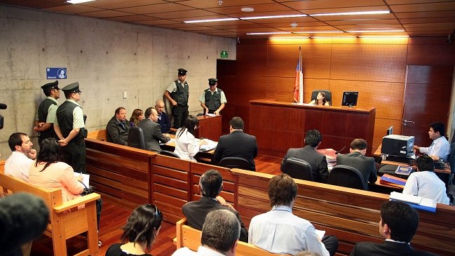 Corte ordenó repetir juicio contra mujer que mató a su pareja que la agredía