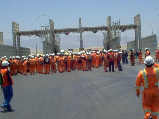 Trabajadores del puerto de Angamos iniciaron paro de actividades