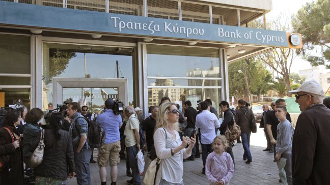  Reabren bancos de Chipre tras 
