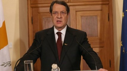 Presidente de Chipre y ministros acordaron bajar sus sueldos