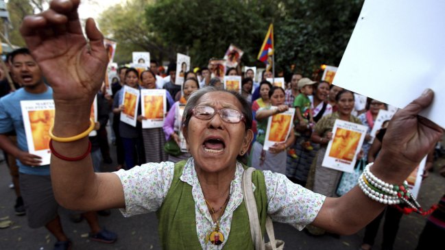 Un monje tibetano murió tras prenderse fuego en China