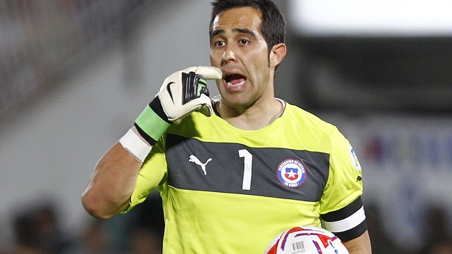 Claudio Bravo llegó con una contractura a España y es duda en Real Sociedad