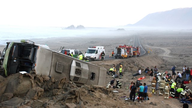 Caída de bus a un barranco dejó tres muertos en Brasil
