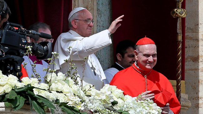 Papa Francisco oficia la misa de Resurrección ante miles de fieles