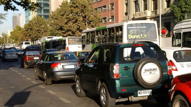 Expertos sugieren iniciativas para descongestionar el tráfico en Santiago