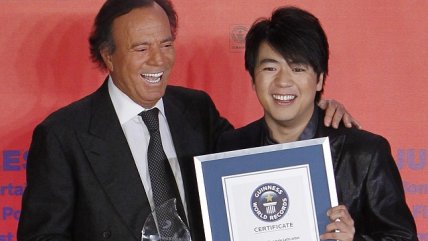   Julio Iglesias recibió récord Guinness en China 