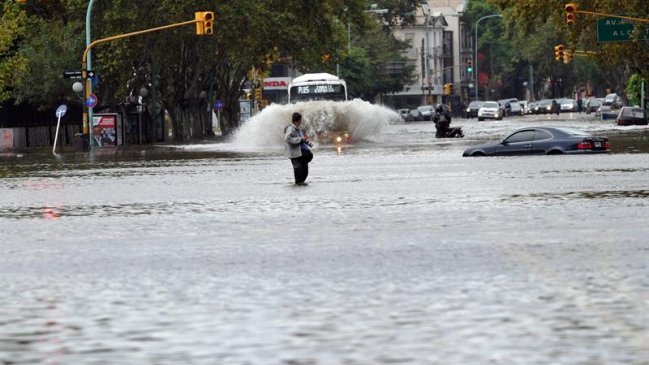 Cinco muertos y barrios anegados por intensas lluvias en Buenos Aires