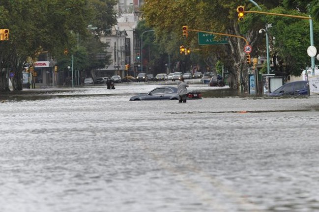 Intensas lluvias dejan ocho muertos y 300 personas evacuadas en Buenos Aires
