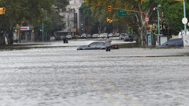 Intensas lluvias dejan ocho muertos y 300 personas evacuadas en Buenos Aires