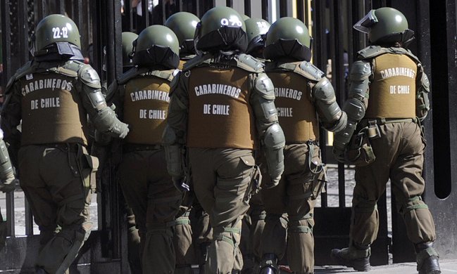 Carabineros desalojó liceo tomado en Ñuñoa