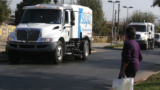 Santiago inició lavado y aspirado de calles contra la contaminación