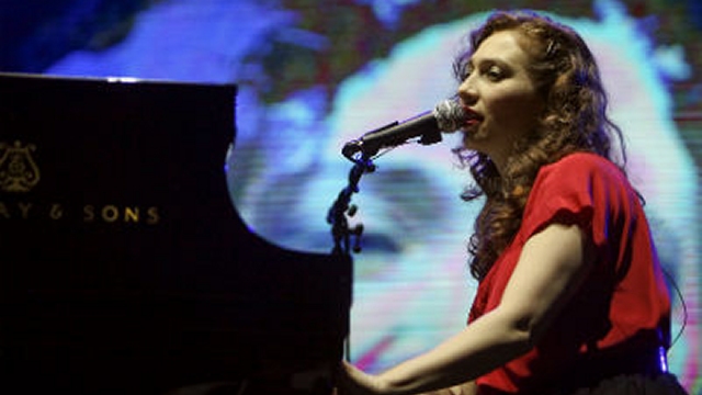 Regina Spektor cautivó con sencillez y talento a su público en el Movistar Arena