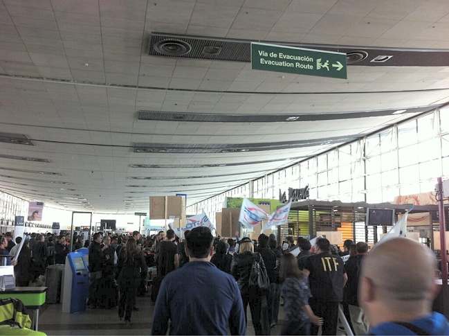 Trabajadores de LAN protestan en el Aeropuerto de Santiago por despidos masivos