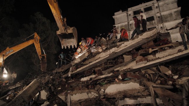 Al menos 34 muertos deja derrumbe de edificio en la India