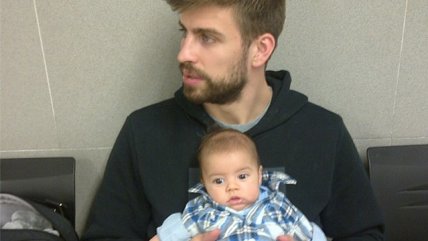   Shakira muestra a su hijo en brazos de Piqué 