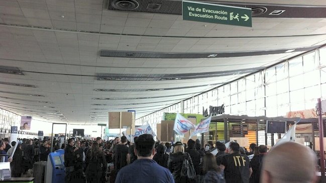 Trabajadores de LAN protestan en el Aeropuerto de Santiago por despidos masivos