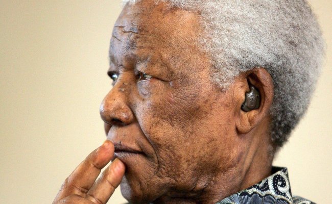 Nelson Mandela fue dado de alta tras 10 días de hospitalización