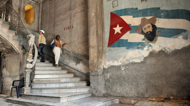 Destituyen a escritor cubano que denunció discriminación en la isla