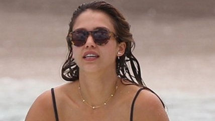 Las sensuales capturas de Jessica Alba en Francia