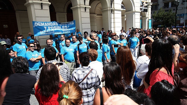 Coro y administrativos del Teatro Municipal comenzaron huelga