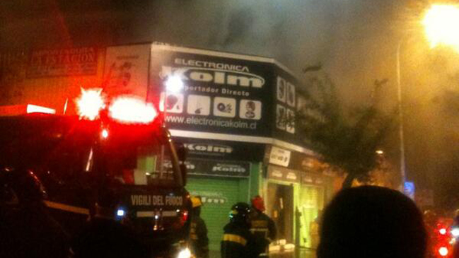 Incendio afectó a locales comerciales en el centro de Santiago