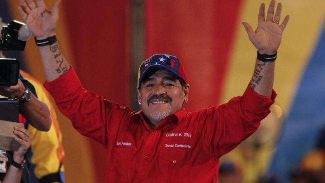 Maduro cierra campaña con Maradona y Capriles recibe apoyo de Montaner