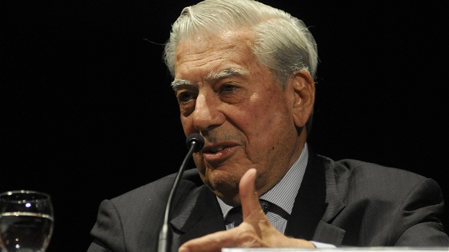 Vargas Llosa cuestionó a Piñera y otros presidentes por elogios a Chávez