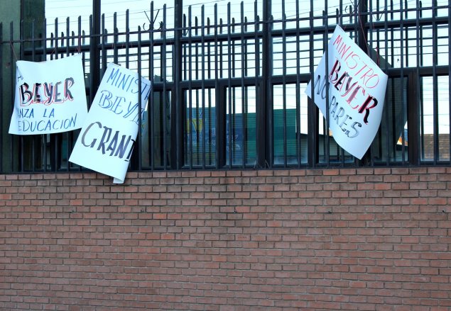 Profesores de Linares critican pancartas de apoyo a Beyer en edificio provincial