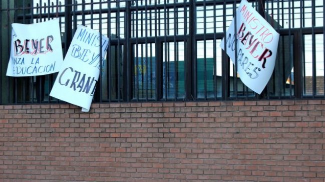 Profesores de Linares critican pancartas de apoyo a Beyer en edificio provincial