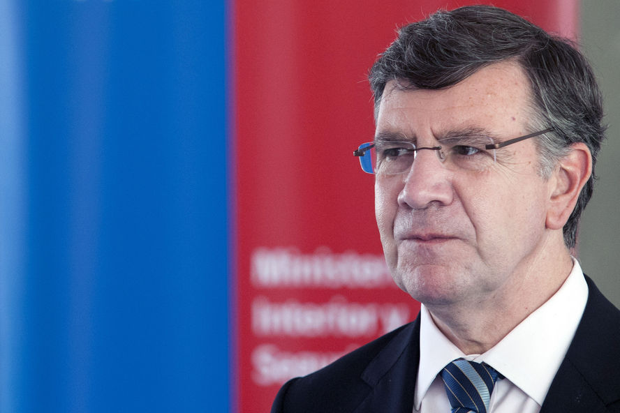 Ministro Lavín lanzó recetario para cocinar con dos mil pesos