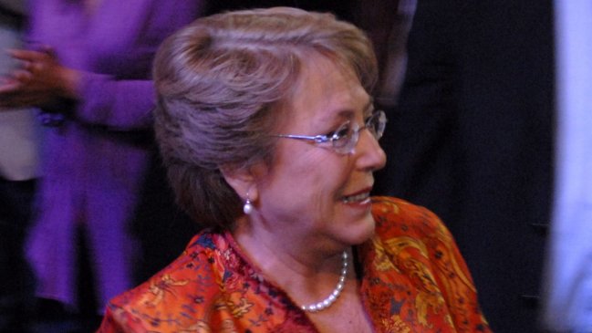 Bachelet apuntó a fortalecer el sistema público de salud